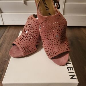 Anne Klein AKBRIELLA Perforated Pink Slingback Shoes, Size 8.5